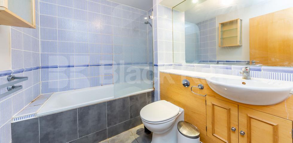 Modern one double bed flat in central location mins to tube shops & park Euston Road, Fitzrovia